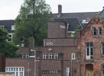 Achterkant, gezien vanaf het tijdelijk braakliggende terrein aan de Valkenburgerstraat.
<br/>
Marcel Westhoff, mei 2016